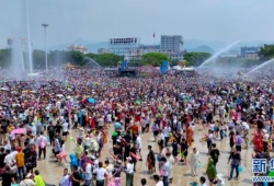 泼水节视频,水花飞溅，民族团结共庆